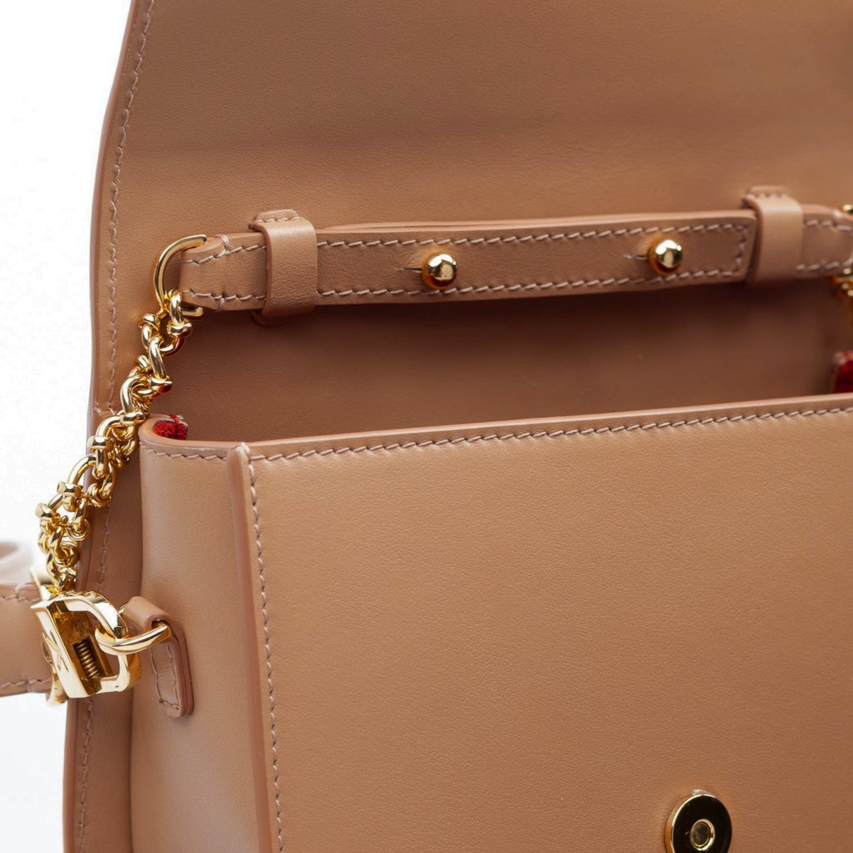 Interior of Ella Wave Saddle Bag showing microsuede lining and open pocket. Removable Crossbody chain strap and removable leather shoulder strap. (Smooth Cappuccino Leather Light Tan)